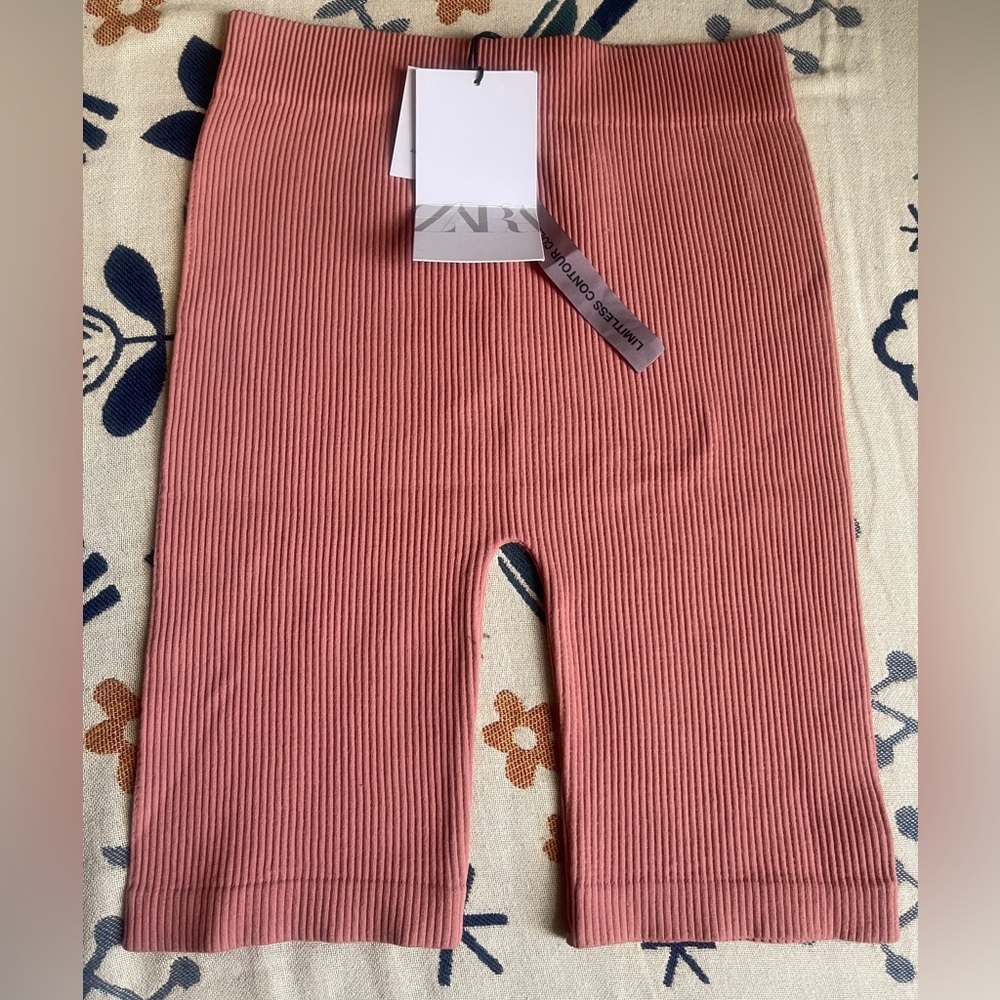 Zara Ribbed Biker Shorts​​​​‎ - Picture 3 of 4
